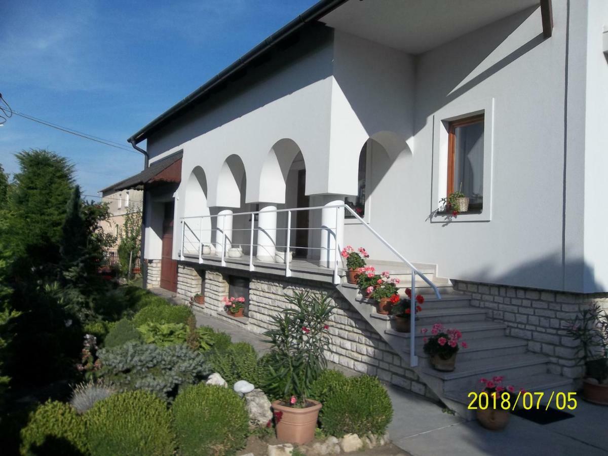 Viragos Vendeghaz Balatonfuered Apartment Exterior photo